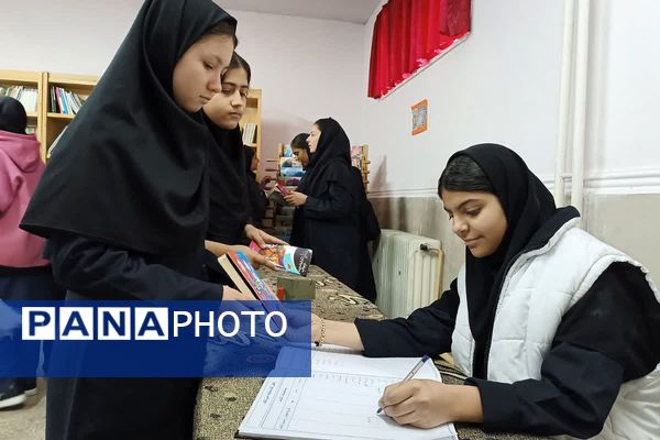 زنگ کتابخوانی در دبیرستان امام علی(ع) ورامین