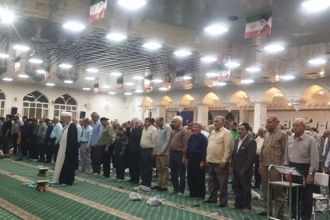 اقامه نماز جماعت  مغرب و عشا  در جوار امامزاده سید حمزه( ع )شهرستان کاشمر 