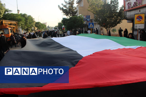 جلوه‌های حماسی از حضور نوجوانان قمی در مراسم تشییع شهدا 