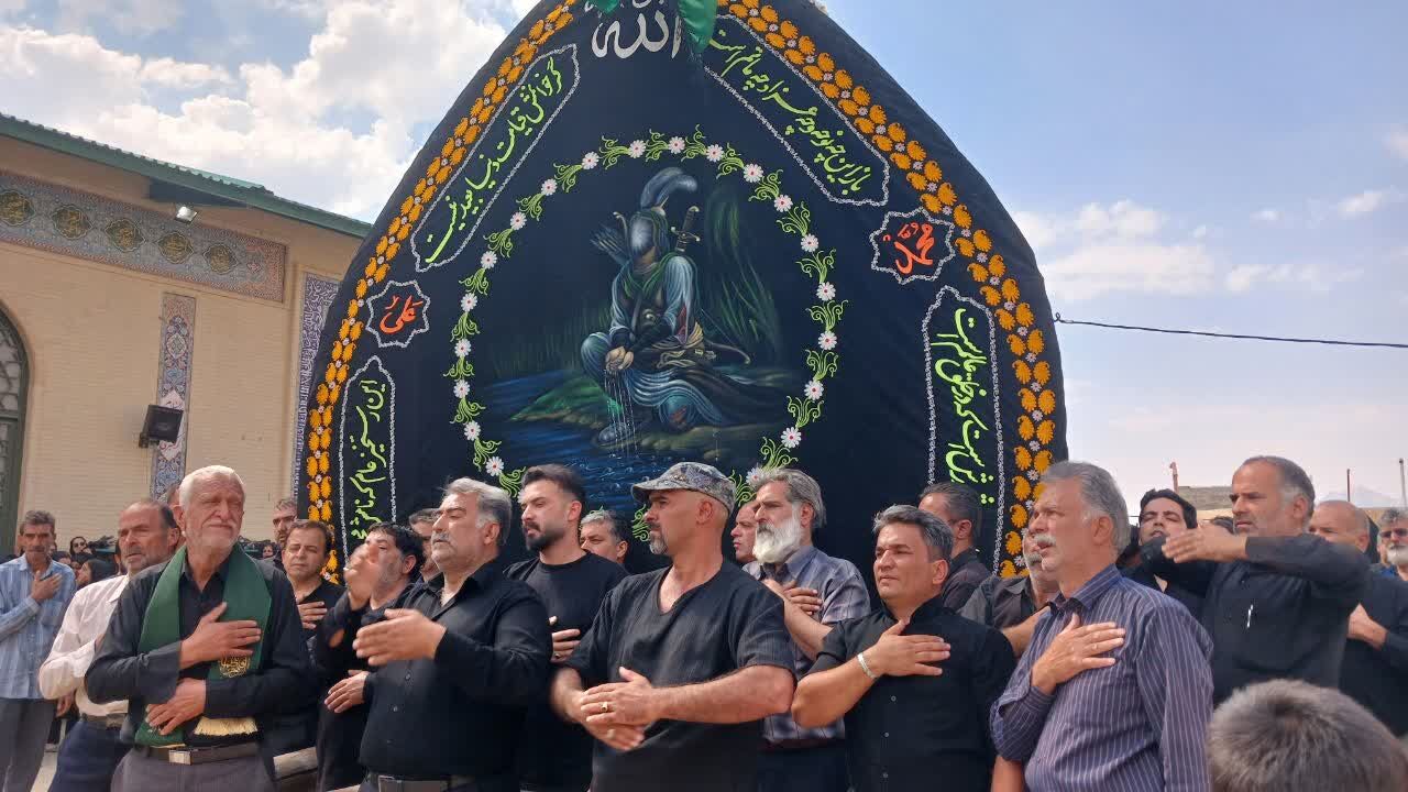 آیین نخل برداری  در محله دشتک سانیج به مناسبت شهادت امام رضا (ع)