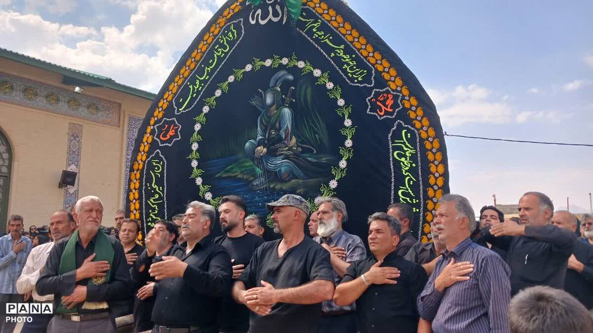 آیین نخل برداری  در محله دشتک سانیج به مناسبت شهادت امام رضا (ع)