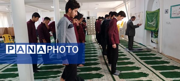 برپایی نماز جماعت در دبیرستان نمونه ایمان الله خامنه ای 