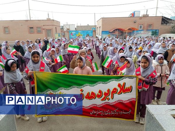 زنگ انقلاب و فضاسازی مدرسه زنده یاد نوحی به مناسبت دهه فجر 