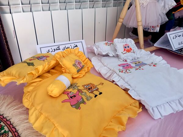 نمایشگاه آثار هنری معلمان دبیرستان جفایی در هفته معلم