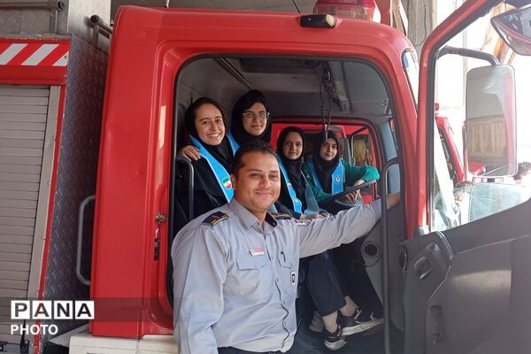 تقدیر دانش‌ آموزان فرزانگان ورامین از قهرمانان در دل آتش