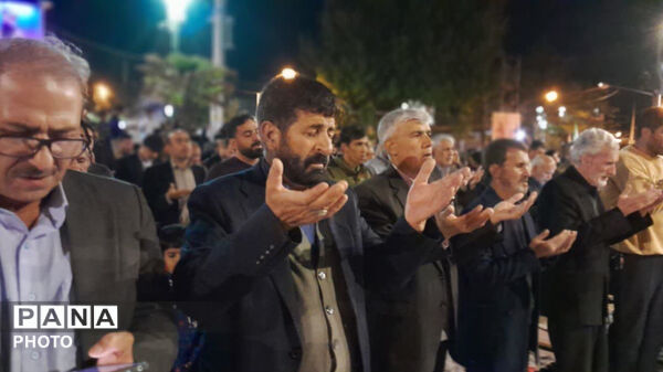 نماز استغاثه به امام زمان (عج) در شصت و دومین قرار عاشقانه، میدان امام خمینی(ره) شهرستان کوهدشت