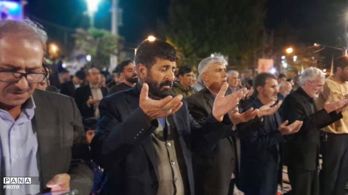 نماز استغاثه به امام زمان (عج) در شصت و دومین قرار عاشقانه، میدان امام خمینی(ره) شهرستان کوهدشت