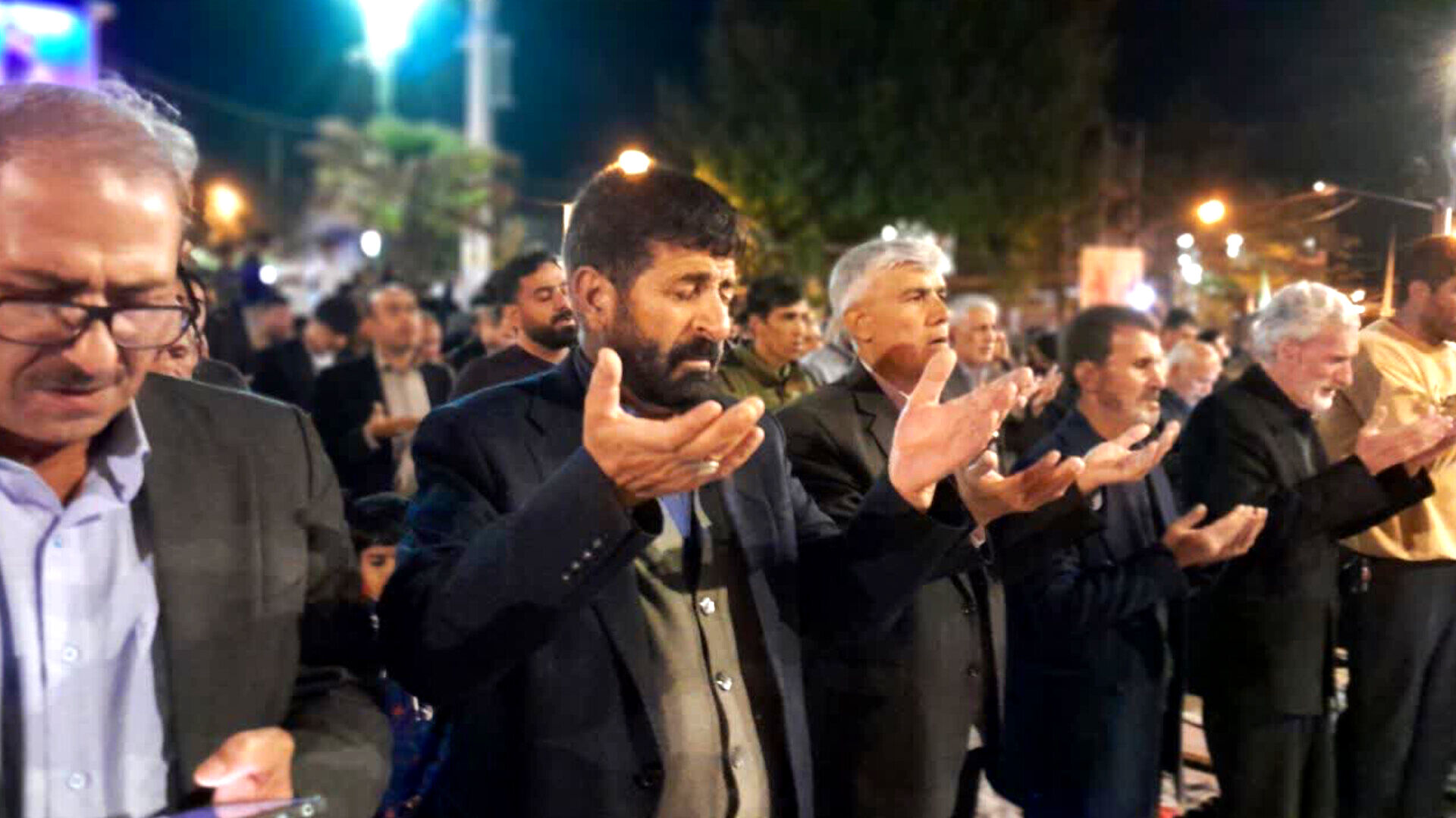 نماز استغاثه به امام زمان (عج) در شصت و دومین قرار عاشقانه، میدان امام خمینی(ره) شهرستان کوهدشت