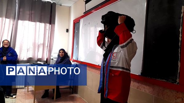 بیست و ششمین مانور سراسری زلزله و ایمنی در دبیرستان پروین اعتصامی ناحیه یک