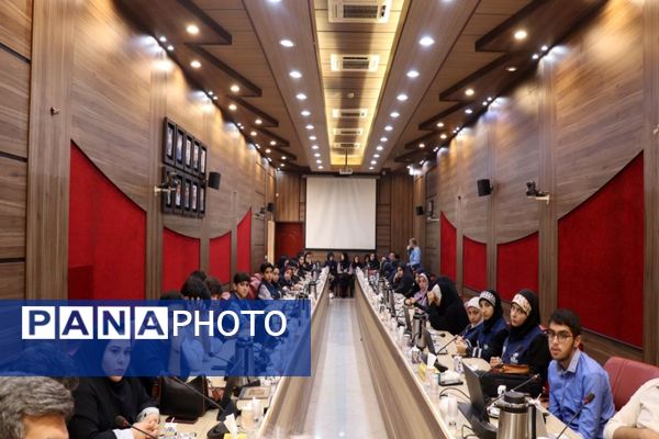 نشست صمیمی فعالین رسانه ای دانش‌آموزان با مدیرعامل خبرگزاری پانا