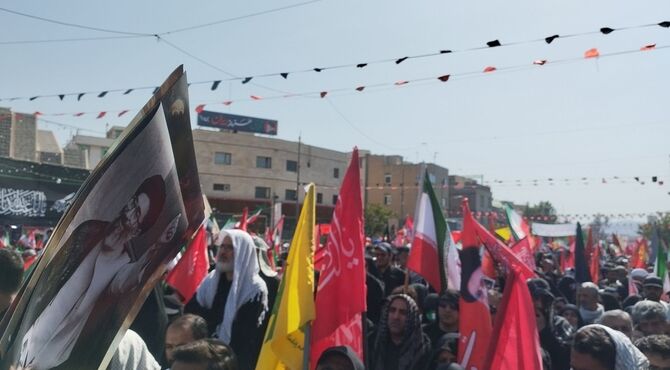 پذیرایی مردم نظرآباد از زائرانی که برای تشییع رهبر شهید به تهران می‌روند
