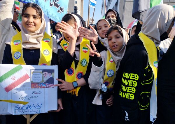 راهپیمایی ۱۳ آبان در میدان شهدا مشهد