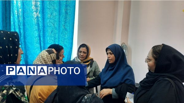 نشست صمیمی انجمن و اولیا پایه هفتم در دبیرستان فرهنگیان ناحیه۷ مشهد