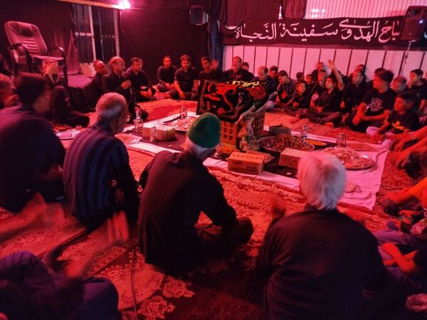 برپایی سفره حضرت رقیه(ص) در حسینه حسینی روستای رزق آباد شهرستان کاشمر