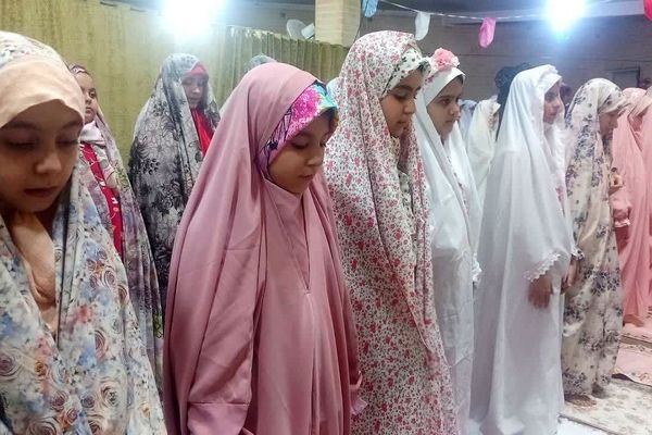 ورود دانش‌ آموزان دختر ناحیه دو شهرری به مراسم معنوی اعتکاف 