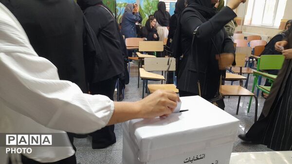 انتخابات انجمن اولیا و مربیان در دبیرستان فرزانگان الیگودرز