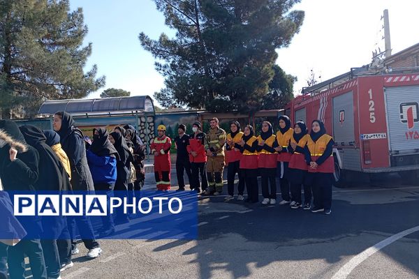  مانور زلزله در مدرسه فرزانگان ورامین