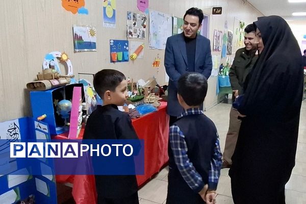 بازدید کارشناس پژوهش ناحیه دو شهرری از نمایشگاه پژوهش دبستان قلنبر