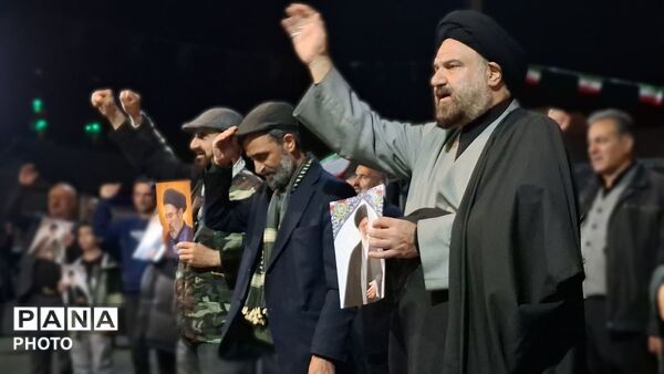 تجلی وحدت در کومله؛ تجمع شبانه در حمایت از نیروهای مسلح و رهبر معظم انقلاب
