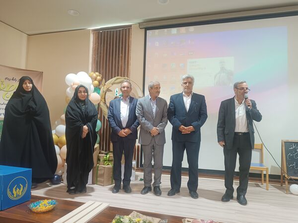 جشن عاطفه‌ها با تقسیم مهر و مهربانی در دبستان آرمینه مصلی نژاد 