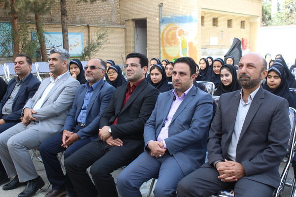 آغاز هفته دفاع مقدس و جشن ورود دانش‌آموزان پایه هفتم در دبیرستان عدالت جوادآباد