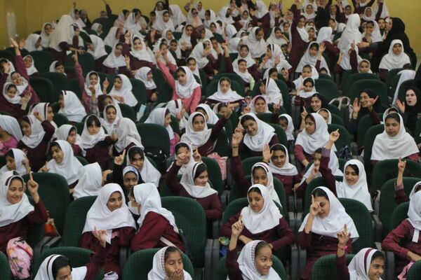 ۴۰۰ نفر از دختران پیشتاز بندرخمیر، پرچم امام مهربانی را به آغوش کشیدند