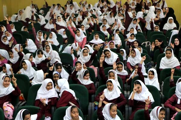۴۰۰ نفر از دختران پیشتاز بندرخمیر، پرچم امام مهربانی را به آغوش کشیدند