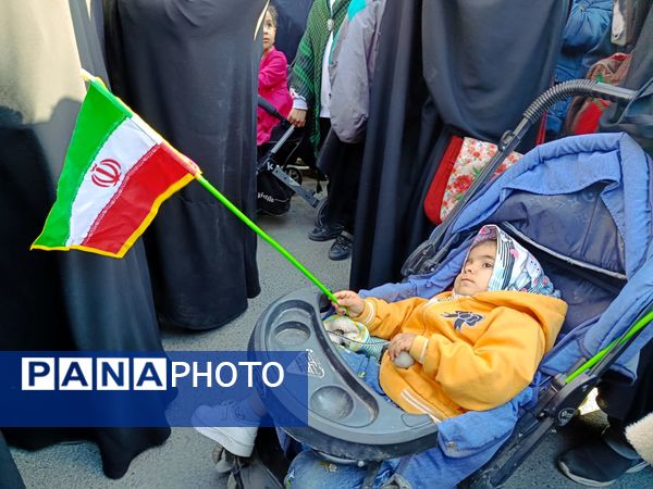 حضور پرشور کودکان در راهپیمایی میثاق با ولایت و محکوم نمودن اغتشاشات گروه های تروریستی در کاشمر