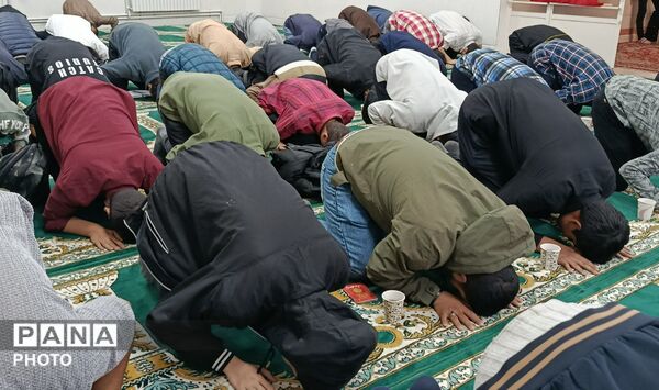 برپایی جلسه هفتگی زیارت عاشورا در دبیرستان شاهد مالک اشتر 