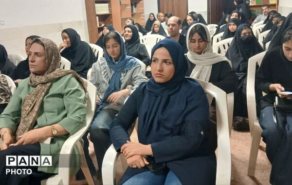 تجلیل از دانش آموزان برگزیده مسابقات شعرخوانی و مشاعره در قم