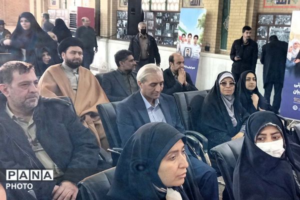 غبار روبی مزار شهیدان رجایی و باهنر با حضور وزیر آموزش و پرورش به مناسبت سالروز تاسیس امور تربیتی 