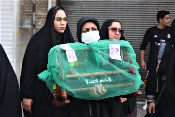 حضور پرشور کودکان قمی در دسته‌های عزاداری روز تاسوعا 
