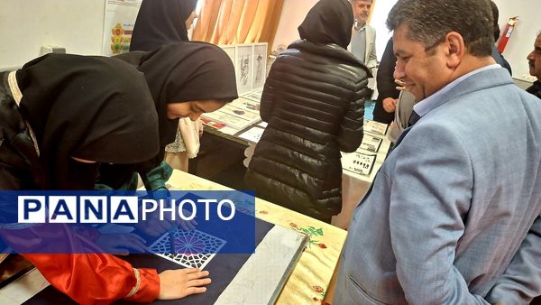 بازدید مسئولان و دانش‌آموزان از نمایشگاه دستاوردهای هنرستان بنت‌الهدی صدر