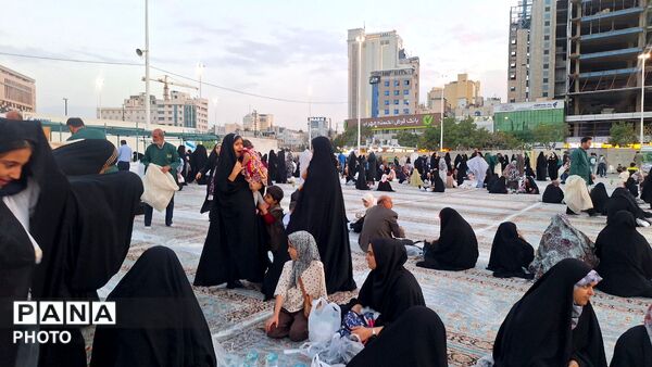 «سفره پدری» در حرم امام رضا (ع) پهن شد