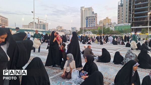 «سفره پدری» در حرم امام رضا (ع) پهن شد