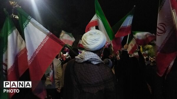 حضور وطن دوستان  نیشابوری زیر باران رحمت در سی و هشتمین شب از اجتماعات مردمی 