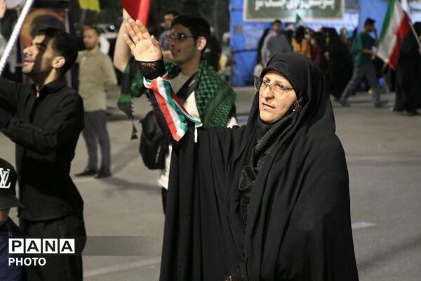 حضور بازماندگان ناوشکن دنا؛در میدان شهید آیت الله خامنه ای وتجلیل از ایثارگری مدافعان وطن