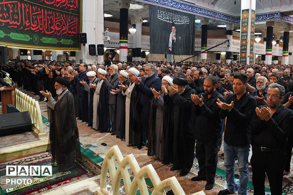 حضور باشکوه عزاداران عاشورایی در نماز جماعت ظهر
