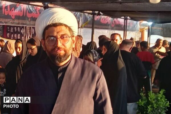 با مشت گره کرده برخاستیم