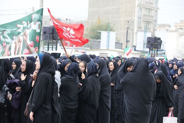 حضور پرشکوه دانش‌آموزان کهریزک و باقرشهر در راهپیمایی ۱۳ آبان