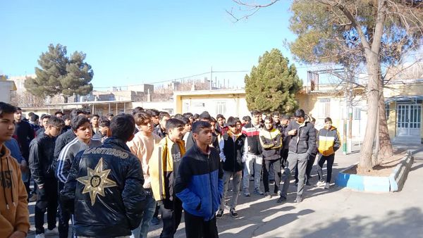 آیین تجلیل و قدردانی از برترین‌های مسابقات فوتسال درون مدرسه‌ای در دبیرستان امام رضا (ع) 