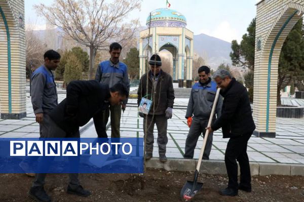 آیین گلباران مزار شهدا و غرس نهال به یاد شهدا در دانشگاه آزاد واحد کرج