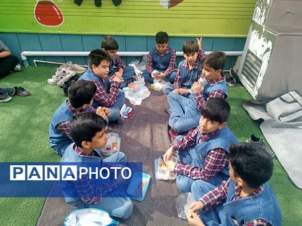 هوای پاک و  صبحانه ی سالم  در دبستان مبتکران ۳