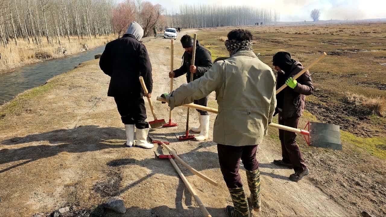 آتش‌سوزی تالاب بین‌المللی گندمان؛ تلاش‌ها برای مهار آتش ادامه دارد