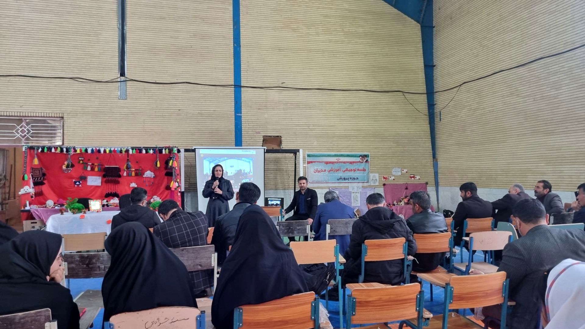 جلسه توجیهی مدیران مدارس میانکوه برای تجهیز کتابخانه‌ها