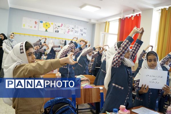 آموزش بهداشت دهان و دندان در مدرسه شهدای ۱۵ خرداد