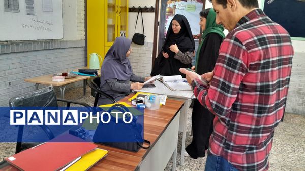 هدایت تحصیلی دانش آموزان پایه نهم دبیرستان میثاق منطقه تبادکان مشهد