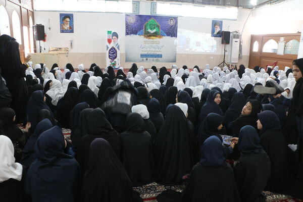 محفل دانش‌آموزی انس با قرآن در آستان مقدس چهل اختران قم