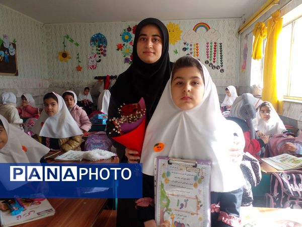 شادی دانش آموزان از یادگیری حروف الفبا و نوشتن حرف(واو)