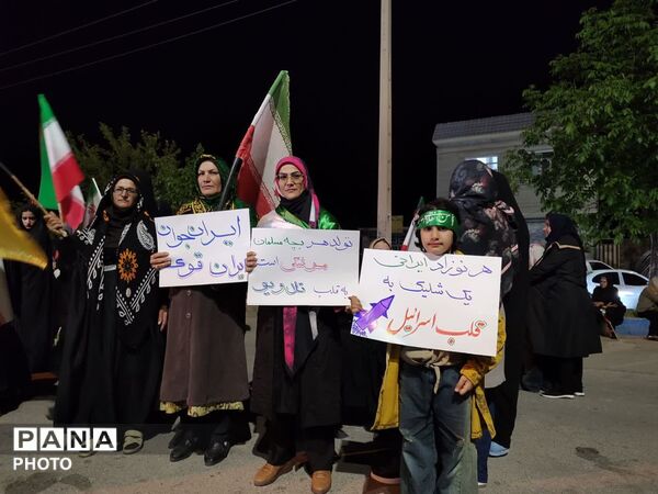 همصدایی فرهنگیان و دانش‌آموزان در تجمع شبانه مردم بیرانوند